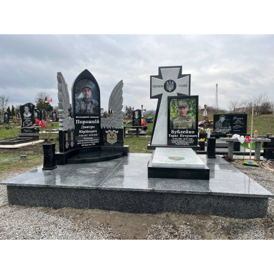 Пам'ятник військовому з крилами та хрестом